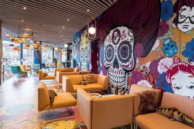 Le lobby affiche des calavera issues de la tradition mexicaine.
