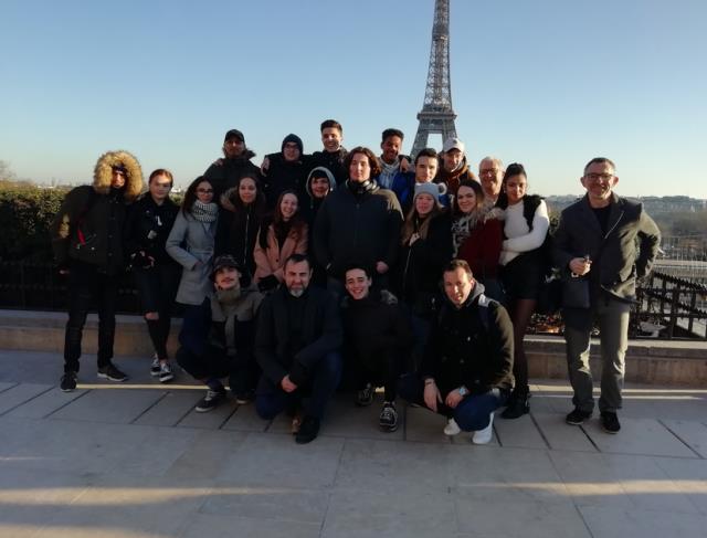 Elèves et professeurs du lycée Jean Moulin devant la Tour Eiffel