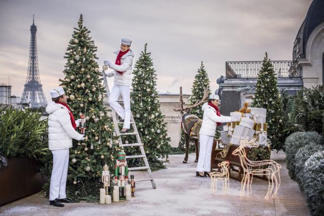 Les sapins ont la cote au Peninsula parisien (XVIe), jusque sur la terrasse de la Suite Katara.