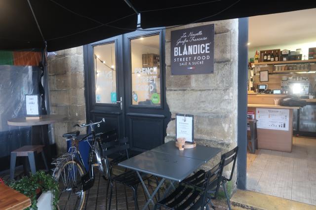 Situé sur les quais de Bordeaux, le restaurant est ouvert en continu de 9h à 22h30