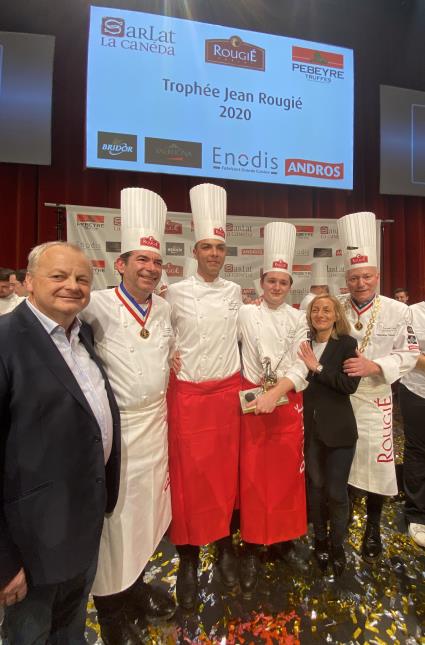 De gauche à droite, Pierre-Jean Pebeyre, directeur de la Maison Pebeyre, Fabrice Prochasson, Ahmed Bensemali, professeur de Nicolas Adam à l'institut Paul Bocuse, Nicolas Adam, arrivé en haut du podium, Isabelle Duret Adam, directrice générale de Rougié, 