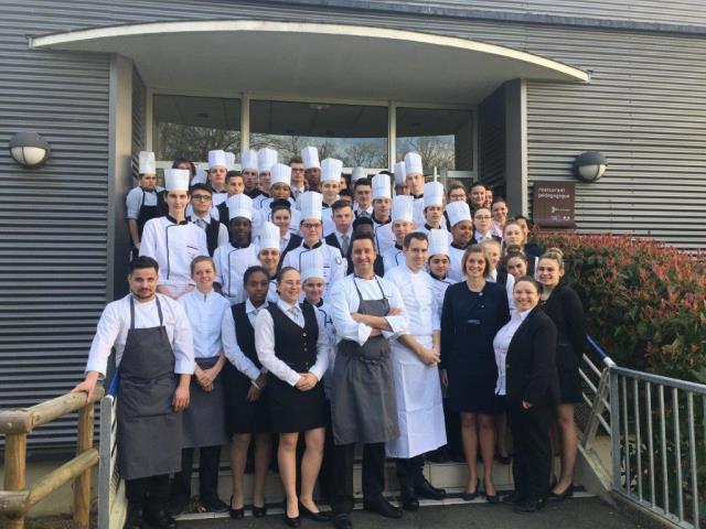 Les élèves et professeurs du lycée Hélène Boucher avec Philippe Mille et Mathieu Guibert,