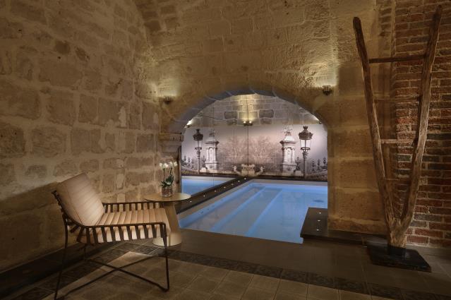 Piscine et spa ont été créés dans les caves voûtées de l'hotel.