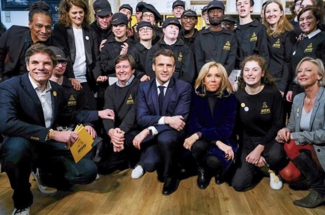 Yann Bucaille Lanzerac, fondateur des Cafés Joyeux, Emmanuel et Brigitte Macron, Sophie Cluzel, secrétaire d'Etat au Handicap et l'équipe du Café Joyeux.