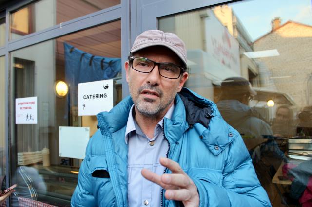 Paul Pairet répond à quelques journalistes, en marge du tournage de la 11e édition de Top Chef à La Plaine-Saint-Denis.