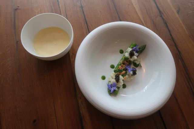 Premières asperges vertes de Mr Bastellica, tartare de seiches, caviar vintage et hollandaise au citron