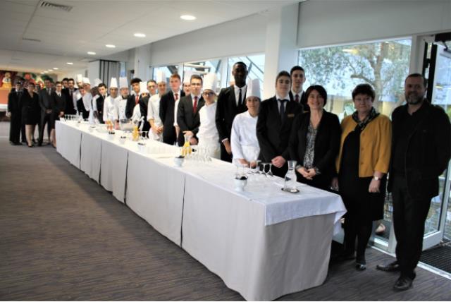 Invités, institutionnels, corps enseignants tous prêts à fêter le nouveau restaurant d'application