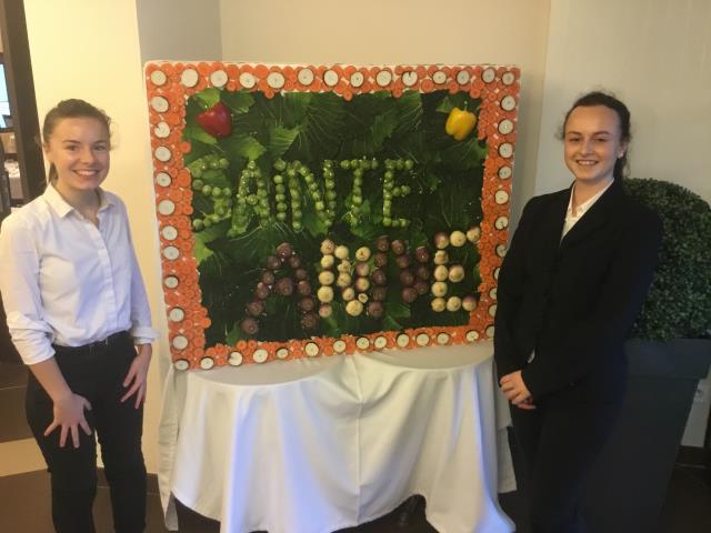 Deux BTS MHR du lycée Sainte-Anne inaugurent la soirée 'Le végétal dans l'assiette'