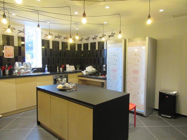 Une cuisine commune et équipée est mise à disposition de tous les clients de l'hôtel