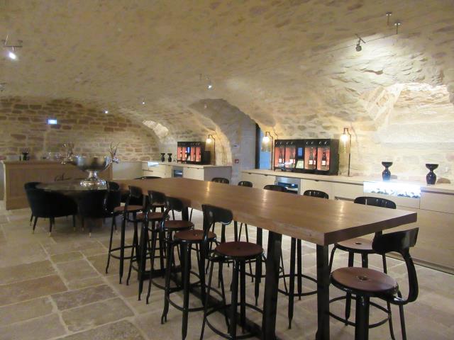 La cave est équipée de distributeurs automatiques de verres de vins qui permettent de déguster les crus de Bourgogne