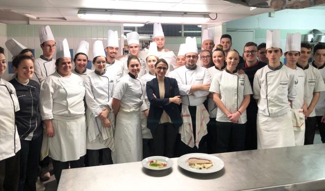 Anne-Sophie Pic dans les cuisines du lycée hôtelier qui porte son nom, en compagnie des élèves en première année de BTS et de l'équipe pédagogique.