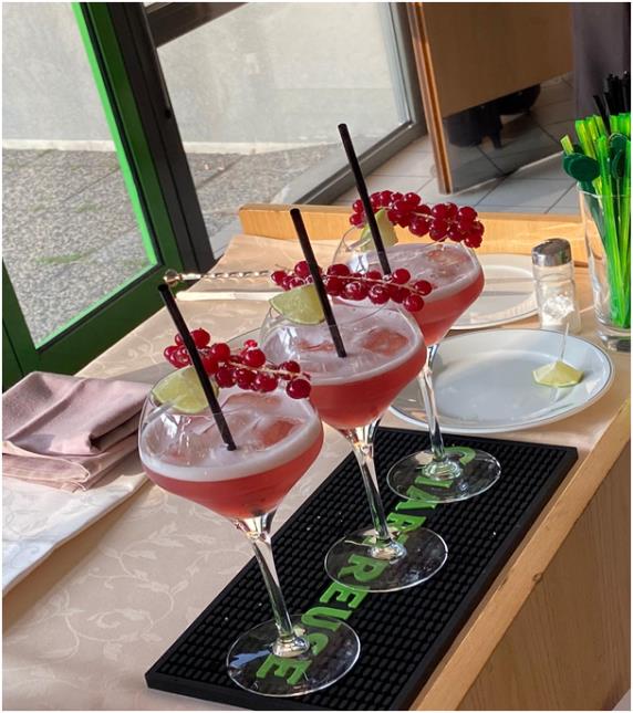 Le cocktail à base de 3 cl de produit Chartreux minimum