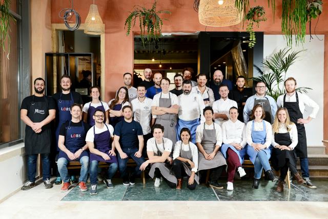 Les 12 chefs et leur équipe avec Tabata et Ludovic Rey (assis au centre) qui ont imaginé le food court