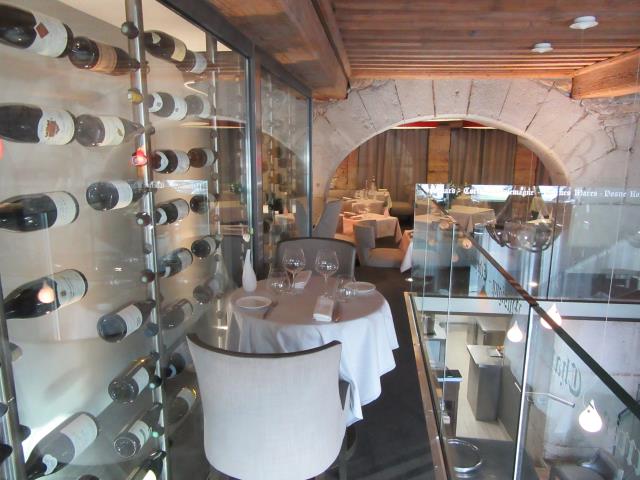 L'établissement possède la plus belle cave de Bourgogne à Lyon, avec 10 000 bouteilles.