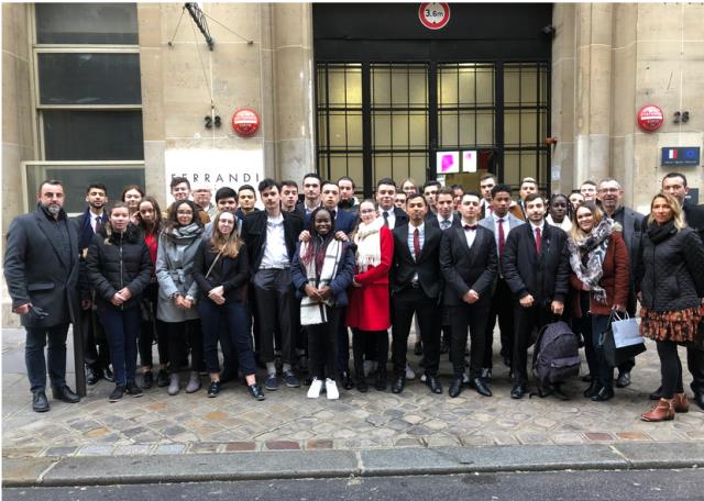 La délégation du lycée Jean Moulin devant l'Ecole Ferrandi Paris