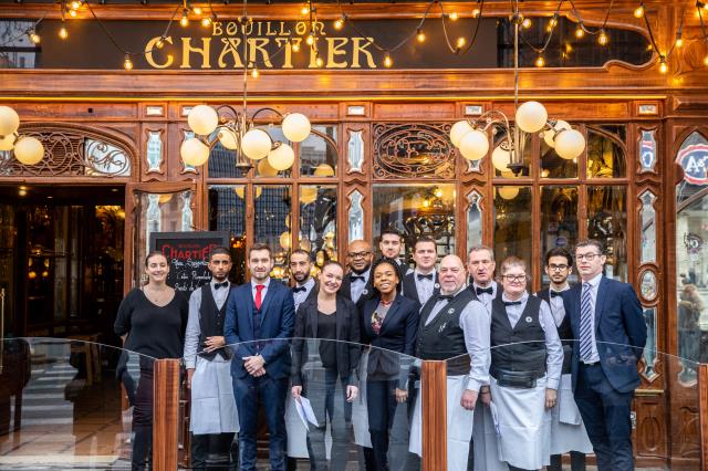 Blanc, noir et port du tablier obligatoire pour les serveurs du Bouillon Chartier-Montparnasse, à Paris (VIe).