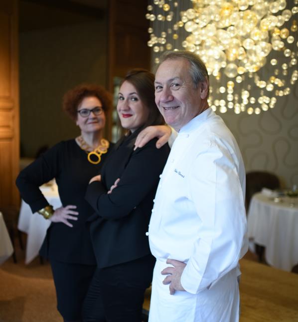 La famille Clément au Grand Hôtel du Lion d'Or : le chef Didier, sa femme et leur fille