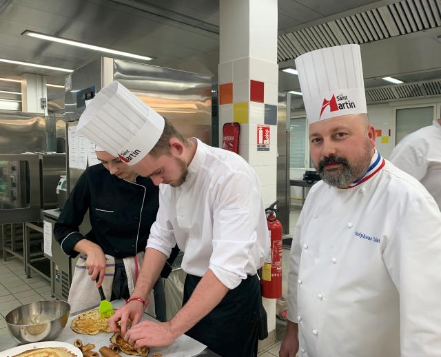 Le Chef est aussi professeur en lycée hôtelier à Amiens. Ici, avec ses élèves à qui il transmet sa passion au quotidien