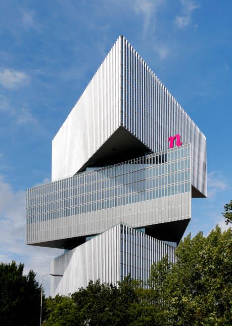 Le bâtiment, composé de trois triangles superposés pointant dans toutes les directions, symbolise le cosmopolitisme d'Amsterdam.