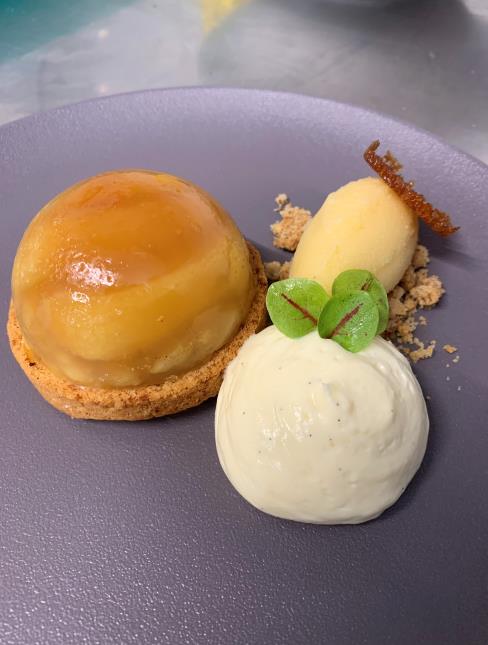 Tarte aux pommes Tatin, glace vanille, sauce caramel