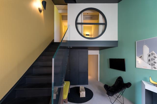 La suite en duplex Acquaverde fait écho aux années 50's avec un jeu de formes associant habillement les rondeurs aux angles droits.