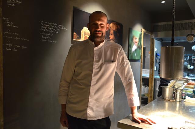 Thomas Collomb, chef de la Table d'Hôtes et du Bistrot Lucien, est entouré de trois personnes en cuisine et 3 en salle.