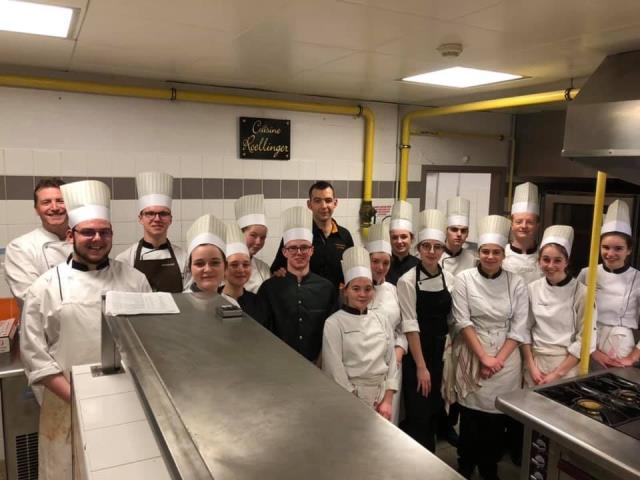 La brigade de TSTHR et 2ème Année de BTS MHR accompagné du Chef Hervé Mousset et un des proffeseur de cuisine : Stéphane Launay