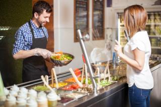 Le concept des bars à salades est simple : une base composée d'une ou plusieurs variétés de salade...