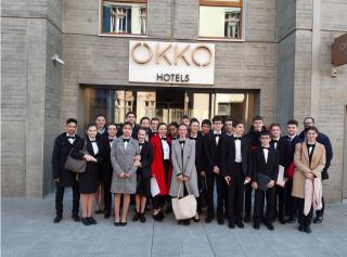 La classe de 2sthr1 du lycée Lesdiguières et les encadrants devant l'hôtel Okko