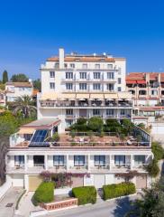 L'hôtel-restaurant Le Provençal à Giens propose des chambres à ses salariés dans un immeuble face à...
