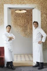 Yannick Alléno et Yasunari Okazaki devant l'assemblage de 80 000 baguettes, réalisé par le...