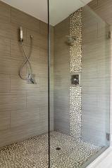 Douche à l'italienne avec revêtement galets.