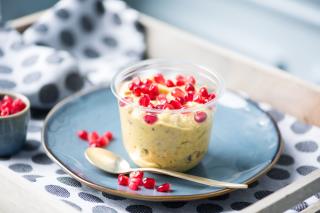 Le bircher est une recette à base de flocons d'avoine, banane et curcuma pour un repas rapide et...