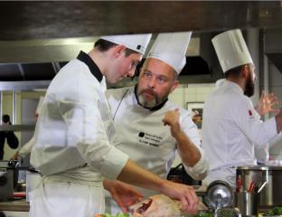 Un candidat cuisine encouragé par son professeur Olivier Bonino