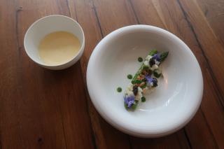 Premières asperges vertes de Mr Bastellica, tartare de seiches, caviar vintage et hollandaise au...