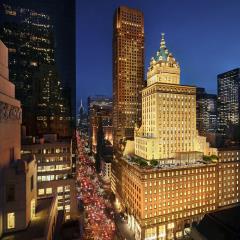 A New York, le groupe Aman a investi l'emblématique Crown Building, dont le toit s'inspire de celui...