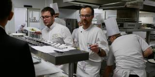 Adrien Descouls au passe avec Xavier Gourc et les BTS en action pour servir un repas préparé sans...