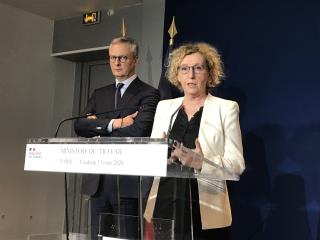 Le ministre de l'Economie, Bruno Le Maire et la ministre du Travail, Muriel Pénicaud, vendredi rue...
