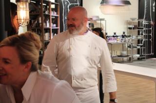 Quelques minutes de pause pour les chefs Hélène Darroze et Philippe Etchebest sur le tournage de la...