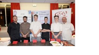 Les jeunes élèves cuisiniers du lycée Jean Vigo ayant participé à cette finale, entourés par leurs...