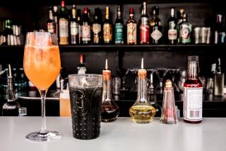 Un profil de verre par cocktail au bar de l'hôtel Grands Boulevards à Paris (2e).