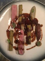 La selle d'agneau de lait des Pyrénées, fine mousseline d'artichauts barigoule, panisse aux herbes,...