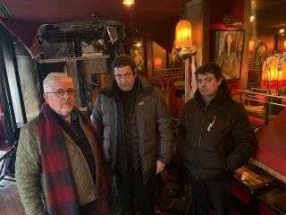 De g à d : Marcel Bénézet, Gérard et Serge Tafanel, ce samedi 18 janvier, dans ce qui reste de l'intérieur du restaurant.