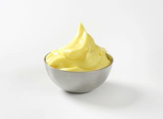 La mayonnaise servie en ramequin circule en salle où elle est directement exposée aux pollutions de...