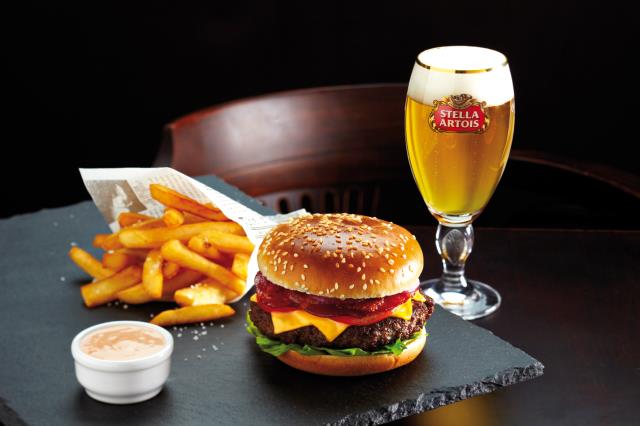 L'un des best sellers Au bureau : le burger bacon avec une bière.