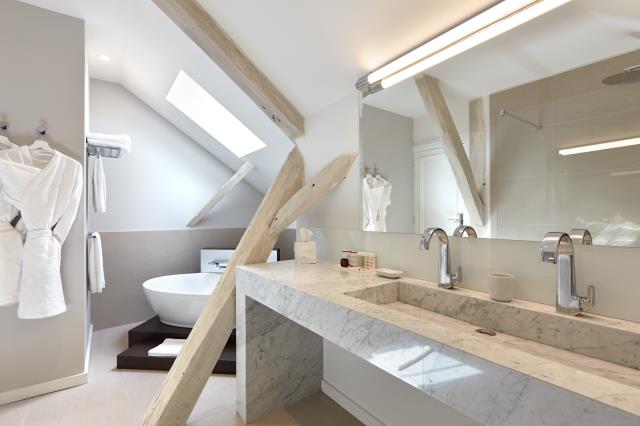 Salle de bains d'une suite.
