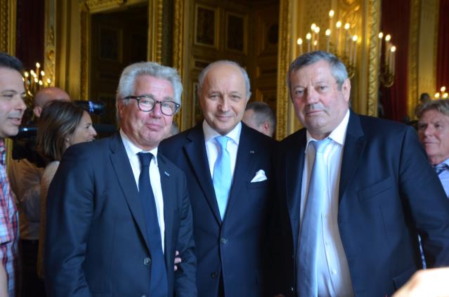 Didier Chenet, président du GNI, Laurent Fabius et Roland Héguy, président confédéral de l'Umih et rapporteur de la commission sur l'hôtellerie, hier Quai d'Orsay, au terme de la conférence.