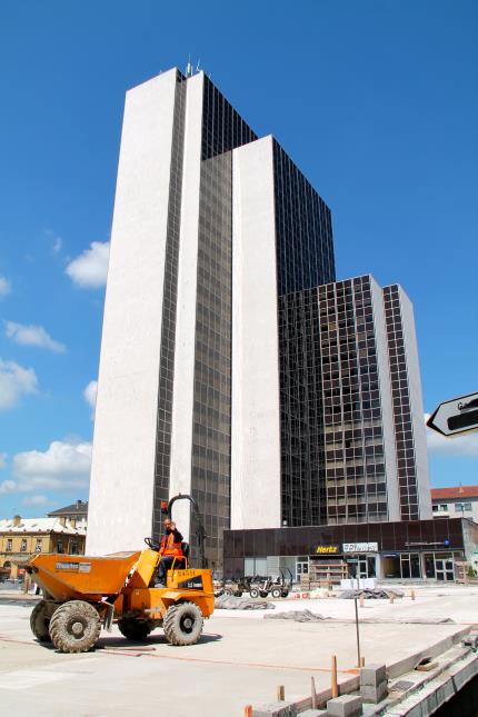 La tour Thiers bénéficie d'une visibilité unique face à la gare de Nancy. En plus de changer de propriétaires, elle aura bientôt un nouveau cadre : actuellement en chantier, la place devrait être terminée pour la fin de l'année.