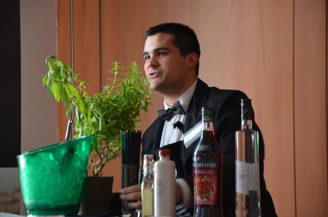Alexis Attal a préparé un cocktail à base de bière et de verveine fraîche.