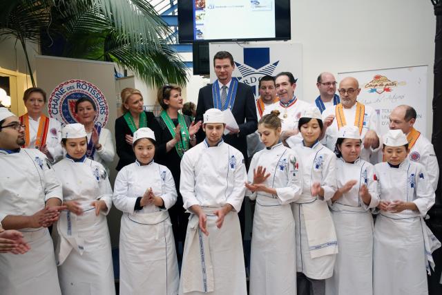 Les membres du jury et les commis du Cordon Bleu.
